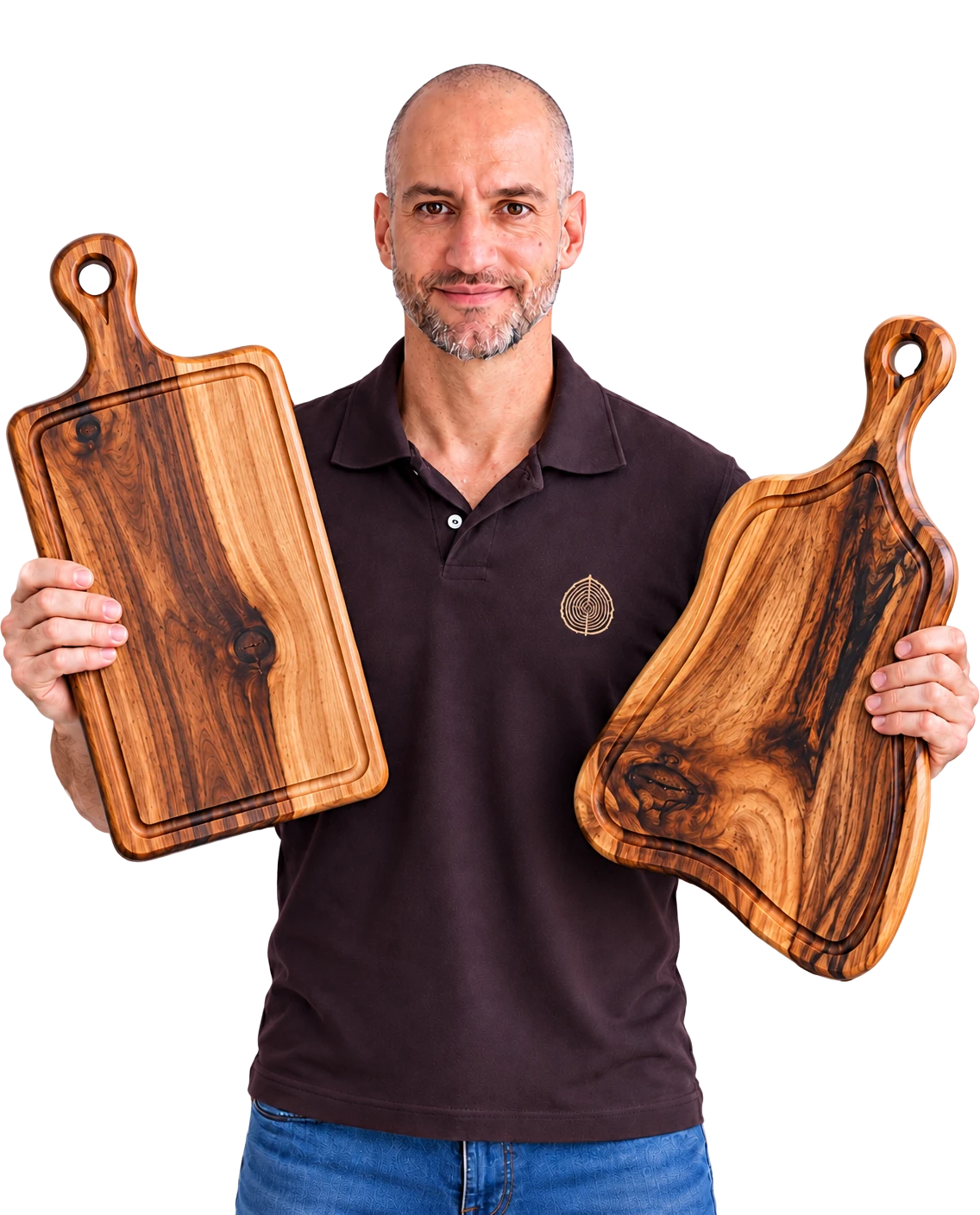 Rodrigo Pioto segurando duas tábuas de madeira artesanais